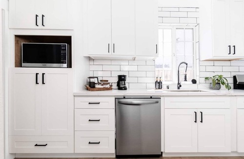 Corridor House | Cozy Private Home, 10-min From DT, Beach & Parks