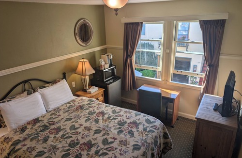 Marina District Hotel | Cozy Queen Courtyard Retreat – Your Tranquil Escape in San Francisco!