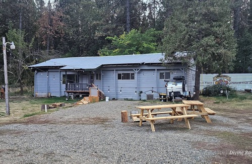 Brownsville House | Cozy Ranch Mountain Getaway Close to Lakes & Pet friendly!