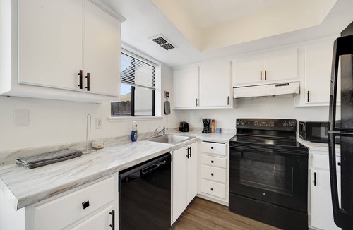 Stockton House | Cozy Remodeled Home close to main freeways and marina!