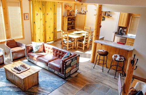 Klamath Falls Ski Chalet | Cozy renovated Running Y Chalet w Deck, Grill, Hot tub & Resort amenities.