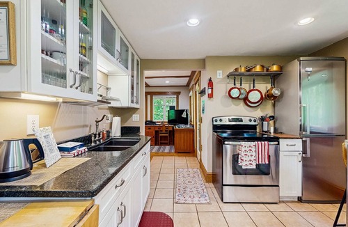 Washougal House | Cozy Riverfront Cottage with Charming Interior & Hot Tub - Dog-Friendly