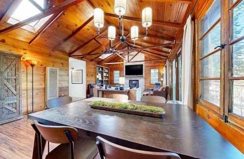 Forestville House | Cozy Riverview Cabin