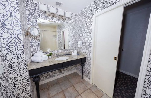 Theater District Hotel | Cozy Room in SF Downtown near Union Square – Modern Amenities & Italian Cuisine