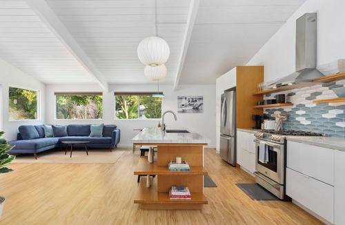 College West House | Cozy, Spacious, Family-Friendly + LARGE YARD W/HOT TUB ~by all attractions!