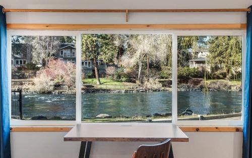 Bend House | Cozy Studio Cottage on the River