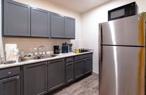 Sunrise Manor Apartment | Cozy Studio In Las Vegas, King Bed Near Freemont Street.