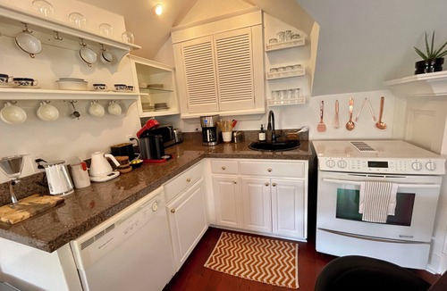 Irvington Apartment | Cozy studio in NE Portland with WiFi and Fireplace