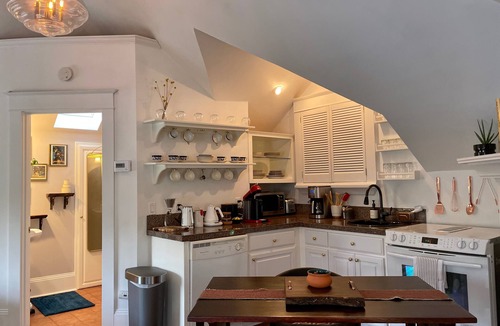 Irvington Apartment | Cozy studio in NE Portland with WiFi and Fireplace