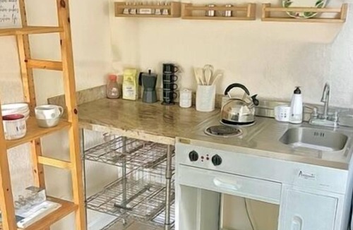Freestone Cottage | Cozy Studio Loft, Cute Serene Space in the Woods!