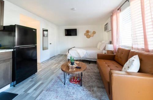 Riverside Apartment | Cozy Studio w/bath, kitchen in the heart of Tempe