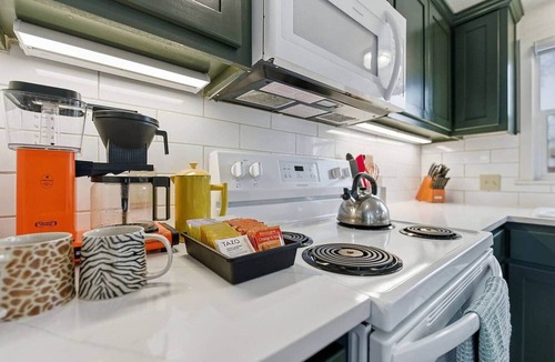 Prineville House | Cozy, stylish BLUE BUNGALOW in Downtown Prineville