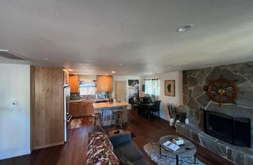 Tahoe Island House | Cozy Tahoe Cabin Sleeps 6 5 Min to Lake