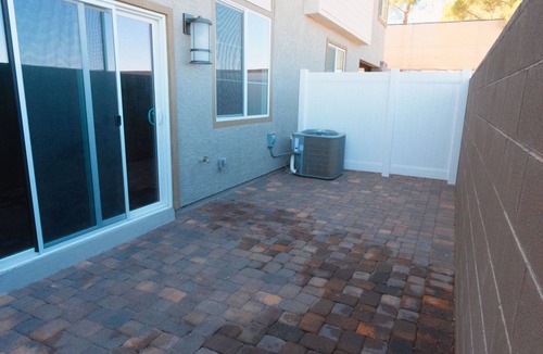 Black Mountain House | Cozy townhome in charming Henderson with AC, WiFi