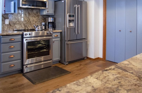 Truckee Cabin | Cozy Truckee cabin in Tahoe Donner with modern luxuries and e-vehicle charging