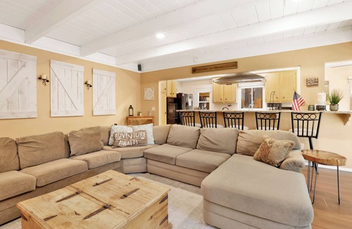 Summit Estates Cabin | Cozy Up to Summit — Walk to Snow Summit | Hot Tub | Game Room | Mountain Retreat