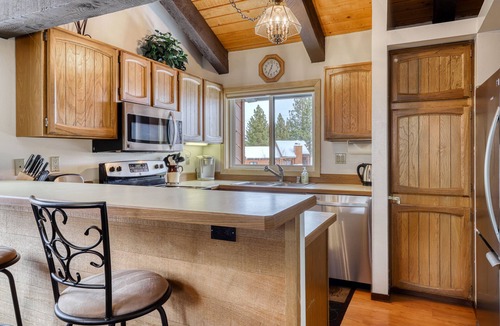 Mammoth Lakes Condo | Cozy, updated condo w/shared sauna, pool & hot tub - close to Eagle Lodge