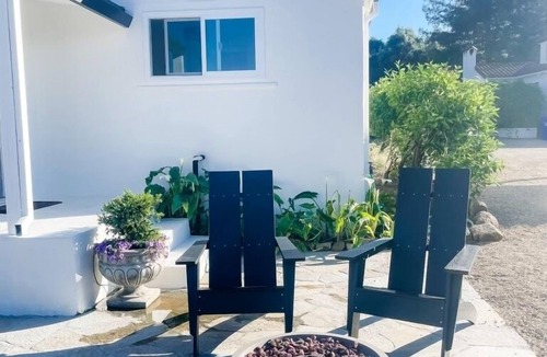 St. Helena Cottage | Cozy vineyard retreat walking distance to downtown St. Helena.