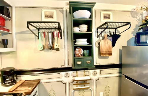 Lents Apartment | Cozy Vintage Pub Theme in a Semi-detached Apartment