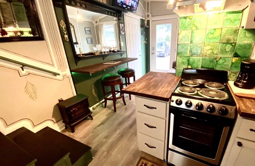 Lents Apartment | Cozy Vintage Pub Theme in a Semi-detached Apartment