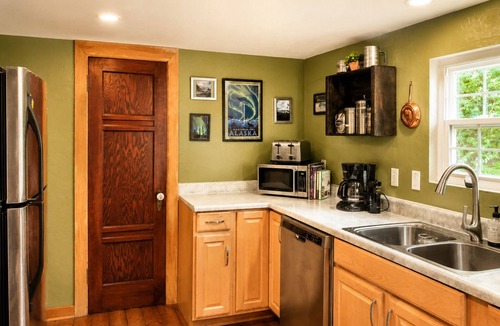 Fish Camp House | Cozy Yosemite Retreat Private Hot Tub BBQ 2 Mi from Yosemite
