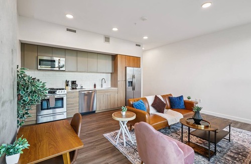 Downtown Phoenix Apartment | CozySuites Adeline SDO - valet parking, gym, pool!