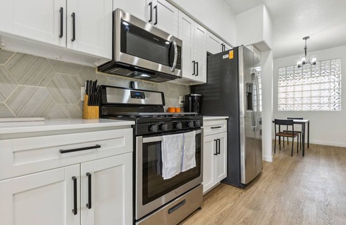 Glendale Sports and Entertainment District Apartment | CozySuites Glendale by the stadium w pool! 25