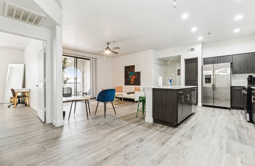 Glendale Sports and Entertainment District Apartment | CozySuites Glendale by the stadium with pool! 31