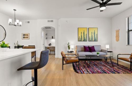 Glendale Sports and Entertainment District Apartment | CozySuites Glendale by the stadium with pool 15