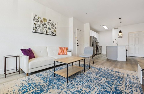 Glendale Sports and Entertainment District Apartment | CozySuites Glendale - Westgate with pool! 04