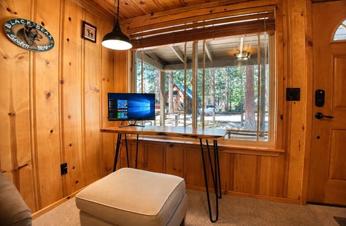 Bijou Pines Cabin | Craig's Cozy Cabin: Hot Tub, BBQ, Pets