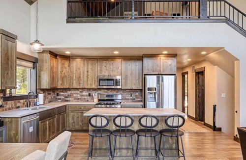Crescent Ski Chalet | Crater Lake~Luxury Chalet~Firepit~Theater~Arcade~3 King Beds~Waterfalls/Hiking