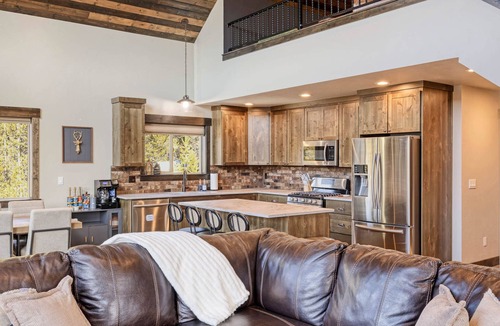Crescent Ski Chalet | Crater Lake~Luxury Chalet~Firepit~Theater~Arcade~3 King Beds~Waterfalls/Hiking