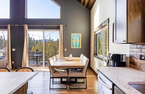 Crescent Ski Chalet | Crater Lake~Luxury Chalet~Firepit~Theater~Arcade~3 King Beds~Waterfalls/Hiking