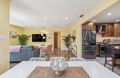 Concord House | Crawford Poolhouse Near Many Conveniences
