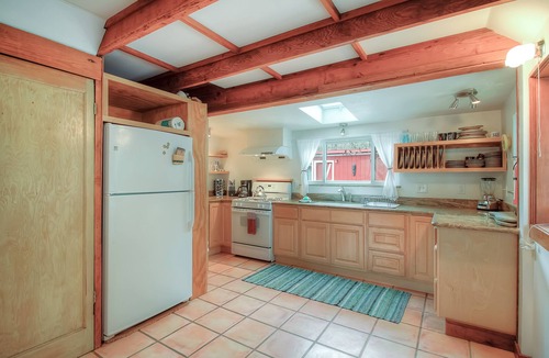 Guerneville Cottage | Creek-side home close to river/woods with private hot tub & deck - dog-friendly