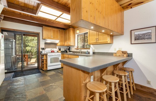 Truckee Cabin | Creekside Cabin - Beautiful Dog Friendly Cabin in TD, Hiking and Biking Access