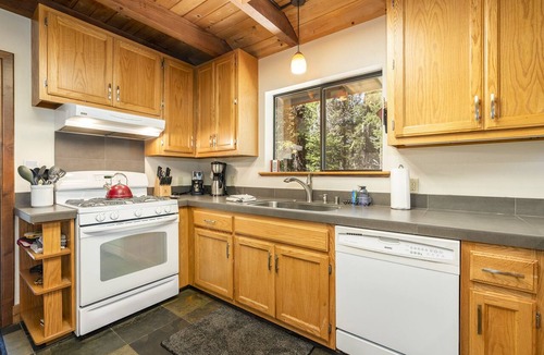 Truckee Cabin | Creekside Cabin - Beautiful Dog Friendly Cabin in TD, Hiking and Biking Access