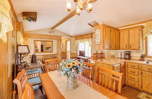 Panguitch Cabin | Creekside Cabin w/Deck & Views in Panguitch!
