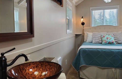 Creswell House | Creekside Escape-Close to UO*Hottub*Wineries*