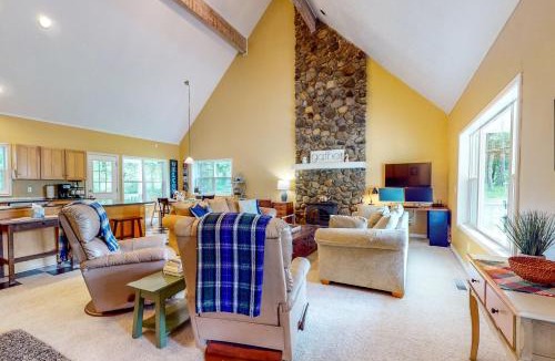 Dallas House | Creekside Seclusion: 'HomeSted Retreat' in Dallas
