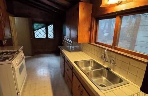 Crestline Apartment | Crest Lodge Historic Mountain Inn - Big bear