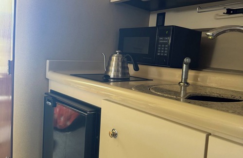 Lincoln Acres Boat Rental | Cruisers 3075 Express - Sleeps 4 - Marina Amenities Included