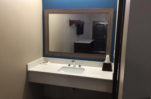 Maywood Hotel | Crystal Palace Inn