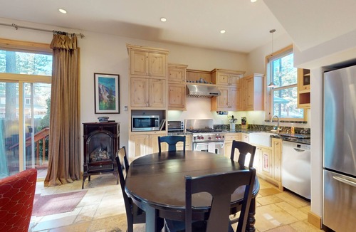 South Lake Tahoe Cottage | Custom South Lake Tahoe Cottage for 6 Close to Parks and Beaches