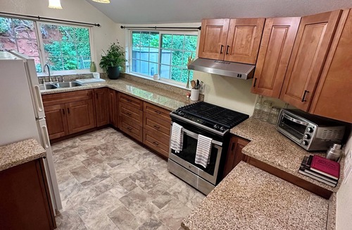 Challenge Cabin | Cute, 1 bedroom pet friendly cabin by the creek
