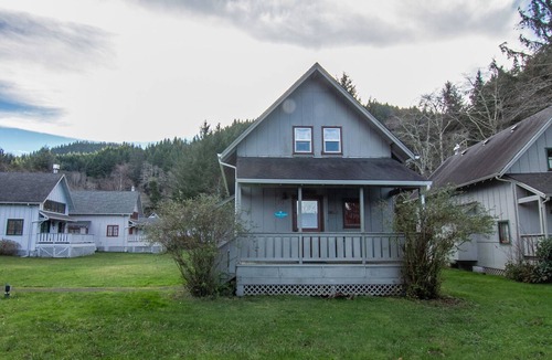 Yachats House | Cute Cabin in Yachats! Short walk to rivers' edge!