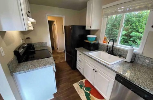 Grants Pass House | Cute Home with fully fenced yard Hot Tub and Fire Pit.