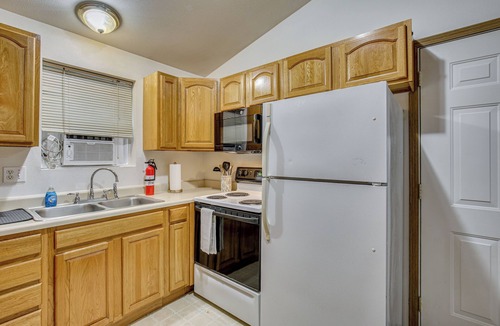 Bethel-Danebo House | Cute Little House on the Lake: Wine Country Stay!