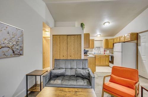 Bethel-Danebo House | Cute Little House on the Lake: Wine Country Stay!